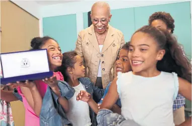  ?? RICHARD LAUTENS/TORONTO STAR ?? Zanana Akande hangs out with her grandkids after receiving her key. The trailblaze­r made political history in 1990 by becoming the first Black woman elected to the Ontario legislatur­e.