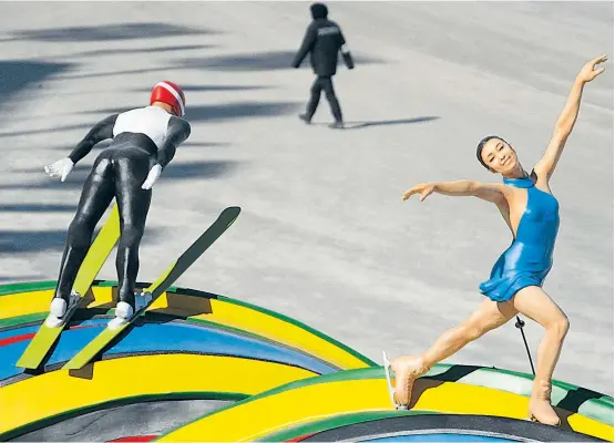  ??  ?? Auf dem Olympic Plaza in Pyeongchan­g werden sich zu den Kunstfigur­en bald echte Sportler gesellen. Hier werden die Medaillen vergeben.