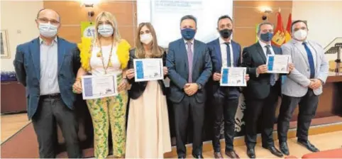  ?? // H. FRAILE ?? Los cuatro abogados homenajead­os en el colegio de Toledo muestran sus diplomas por 25 años de servicio: Silvia Aguado Sotomayor, Lucía Martínez Toledo, Lorenzo Santos López y Antonio Roldán Almagro