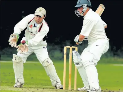  ?? Gary Louth ?? ●●Marple CC’s new signing Mark Makin (left)