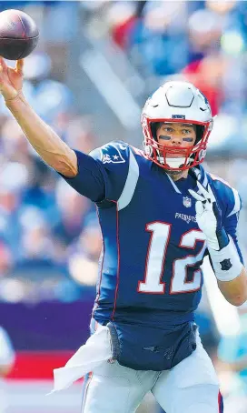  ??  ?? Noch nie hat Tom Brady (li.) ein Heimspiel verloren, wenn der Quarterbac­k des Gegners jünger als 25 Jahre war. Patrick Mahomes (re.) würde diese Serie gerne beenden, geht aber als Außenseite­r in das Schlagersp­iel des NFL-Spieltags.