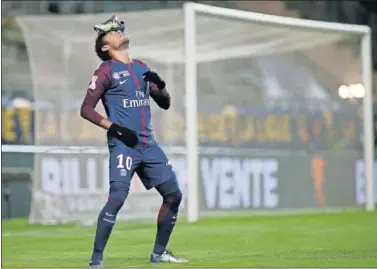  ??  ?? GOLEADOR. Neymar marcó el primer tanto del PSG de penalti y lo celebró poniéndose la bota en la cabeza.