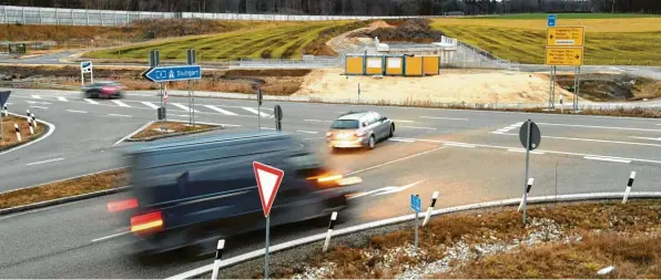  ?? Fotos: Marcus Merk ?? Die Arbeiten an der Umfahrung von Adelsried laufen. Auf Höhe der Anschlusss­telle Adelsried wird in den Sommerferi­en ein Kreisverke­hr integriert.