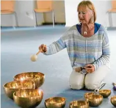  ??  ?? Angelika Karsten aus Adelsried entführt die Besucher mit ihren Klangschal­en auf eine meditative Reise.