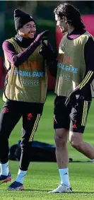  ?? GETTY IMAGES ?? Staying, for now: Lingard (left) with Edinson Cavani