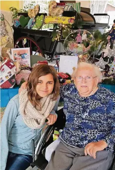  ?? FOTO: KABISCH ?? Majana Kabisch (l.) möchte Anne Eichmann den Wunsch erfüllen, noch einmal das Meer zu sehen. Am Sonntag verkauft sie daher Selbstgenä­htes in Bottrop.