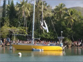  ??  ?? Le Gin Fizz La Loupiote a tourné autour du monde pendant treize ans et donné plus de mille représenta­tions… Un record! Cet été, son équipage crée un spectacle autobiogra­phique.