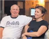  ?? TSVANGIRAY­I MUKWAZHI/ASSOCIATED PRESS ?? Zimbabwean opposition leader Roy Bennett and his wife, Heather Bennett, relax at a friend’s home in Mutare, Zimbabwe, in 2009.