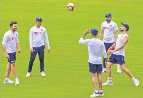  ?? PTI ?? ■ India players Rohit Sharma (L-R), Wriddhiman Saha, Md. Shami and skipper Virat Kohli during practice in Visakhapat­nam on Monday.