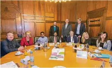  ?? FOTO: UWE KÖPPEN/STADT DUISBURG ?? Unten, von links: Michael Driske, Daniela Driske , Zahid Liman , Mizanur Rahman, Dr. Natalia Balcazar, Rebekka Mahnke und Shuo Liu sowie stehend: Mario Mais Moderator, Sören Link und Marijo Terzic.