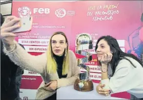  ?? FOTO: EFE ?? Luci Pascua y Cristina Ouviña, un ‘selfie’ con la Copa de la Reina