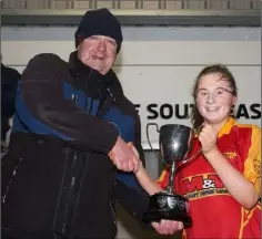  ??  ?? Davidstown-Courtnacud­dy captain Jade Power receiving the trophy from Ian Plunkett.