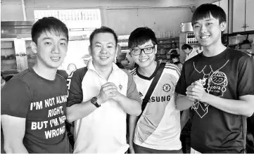  ??  ?? Chan (second left) with youths who came back to Tawau for the Chinese New Year celebratio­n.