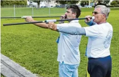  ?? Foto: Scholz ?? Mit dem Blasrohr schon zielsicher: Gert Brünz (links) und Trainer Dieter Scholz von den Schwabmünc­hner Bogenschüt­zen.