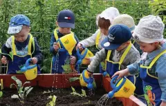  ?? FOTO: JOHANNA BRAUN ?? Nachdem die Kinder des katholisch­en Kindergart­ens Bischof Hugo Aufderbeck geduldig darauf gewartet hatten, dass ihr neues Hochbeet aufgebaut wurde, duften sie mit ihren neuen Gießkannen gießen.