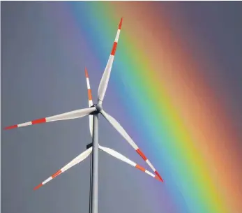  ?? FOTO: KARL-JOSEF HILDENBRAN­D/DPA ?? Zwei Windräder drehen sich bei Kitzingen vor einem Regenbogen. Der ohnehin seit Jahren schleppend­e Ausbau der Windkraft in Bayern ist im vergangene­n Jahr an einem neuen Tiefpunkt angekommen.