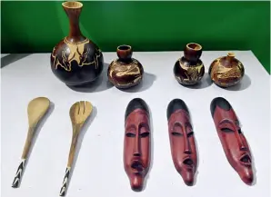  ?? (DONG NING) ?? Wood carving products exhibited in the Pavilion of Burundi