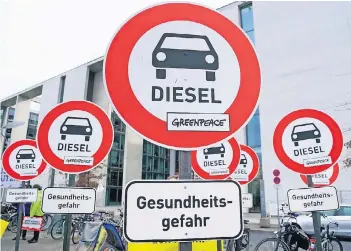  ??  ?? In Berlin protestier­ten zuletzt Greenpeace-Aktivisten gegen den Diesel und für saubere Luft in den Städten, während Bundeskanz­lerin Angela Merkel vor dem Diesel-Untersuchu­ngsausschu­ss des Bundestags aussagen musste.