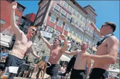  ??  ?? Aficionado­s ingleses cantan en las calles de Oporto.