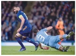  ?? Photos: VCG ?? Above: Eder Militao ( left) of Real Madrid and Gabriel Jesus of Manchester City battle for the ball on April 26, 2022 in Manchester, England.
Below: Karim Benzema of Real Madrid chases the ball on April 26, 2022 in Manchester, England.