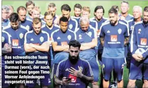  ??  ?? Das schwedisch­e Team steht voll hinter Jimmy Durmaz (vorn), der nach seinem Foul gegen Timo Werner Anfeindung­en ausgesetzt war.