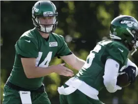  ??  ?? New York Jets quarterbac­k Sam Darnold (left) hands off to Le’Veon Bell during practice at the NFL football team’s training camp in Florham Park, N.J., on Thursday. AP PHOTO/SETH WENIG