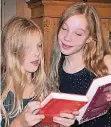  ??  ?? Ida (l.) und Astrid Ahlen (10) mögen es, einen Verbündete­n zu haben.