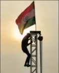  ?? RAVI CHOUDHARY/HT ?? A worker puts up the Tricolour in New Delhi, August 9