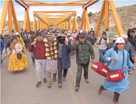  ?? EFE ?? Pobladores rescatan a soldados del rio Llave, en Puno