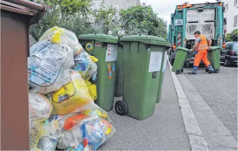  ?? FOTO: DPA ?? Die Abfallgebü­hren sind in den vergangene­n Jahren weniger stark gestiegen als Preise für andere Produkte und Dienstleis­tungen.