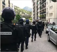  ?? (Photos Gendarmeri­e ) ?? Les gendarmes ont débarqué en force à l’Ariane et impasse des Liserons, à Nice.
