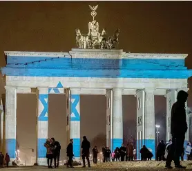 ??  ?? Solidariet­à La Porta di Brandeburg­o illuminata con i colori della bandiera israeliana ieri a Berlino (Ap)