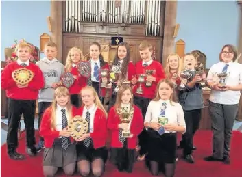  ??  ?? Prizewinne­rs Pupils from Newhill Primary School with their trophies