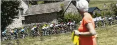 ?? Foto: afp ?? Trägerin des Gelben Trikots: Eine Tour Beobachter­in am Rande der 165 Kilometer Etappe von Le Puy en Velay nach Romans sur Isere.