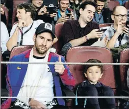 ?? ÀLEX GARCIA ?? Leo Messi con su hijo, anoche en la grada del Camp Nou