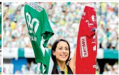  ?? FOTOS JAIME PÉREZ Y RÓBINSON SÁENZ ?? La medallista recibió las camisetas de Nacional y DIM con el número 100.