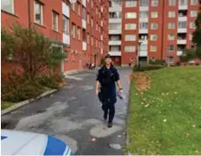  ?? FOTO: POLISEN ?? NÄRVARO. Områdespol­iserna hann med att prata med 178 hushåll när de knackade dörr i Visättra förra helgen. De satte även upp lappar i trapphusen. Här områdespol­isen Lina.