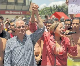  ?? EFE ?? Juntos. El padre y la hermana del diputado Requesens, en Caracas.