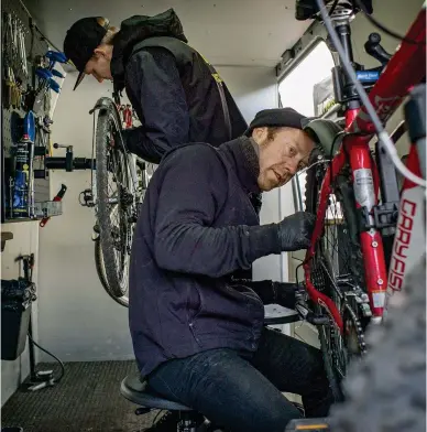  ?? FOTO: LEIF WECKSTRöM ?? Full rulle i servicebus­sen. Tuomas Hyvönen, med ryggen till, och Ante Anttila servar kundernas cyklar i den ambulerand­e servicebus­sen i Storhelsin­gfors. Snart är det dags att utvidga till Åbo, Tammerfors och stora världen.