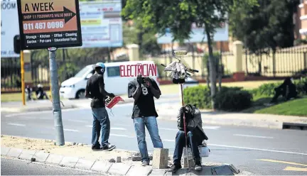  ?? /ALON SKUY ?? A common sight on South African roads where many young people are looking for some kind of employment to make money.