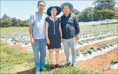  ?? PICTURE / JENNY LING ?? Lina and Peter Jia with their son Jerry, who has a resident’s visa.