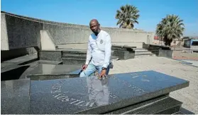  ?? Picture: WERNER HILLS ?? JUMPING SHIP? Nceba Faku at the grave of Wilson Kayingo at the Emlotheni Memorial Park in New Brighton