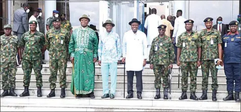  ??  ?? Bayelsa State Governor, Douye Diri ( fifth right), Deputy Governor, Lawrence Ewhrudjakp­o ( fifth left), Amanyanabo of Twon- Brass, King Alfred Diete- Spiff ( fourth left), new Commander, Operation Delta Safe, Rear Admiral Aminu Hassan and others during a visit to Government House, Yenagoa… yesterday