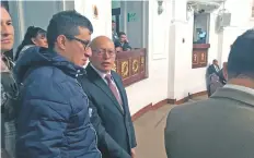  ??  ?? Personal de resguardo, por unas horas, no dejó pasar al pleno del Congreso de la Ciudad de México a los reporteros.