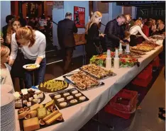  ??  ?? Ohne Sponsoren gibt es kein Buffet: Danke an die Metzgerei Moser, die Bäckerei Manhart und den Käseladen in der Zederpassa­ge.