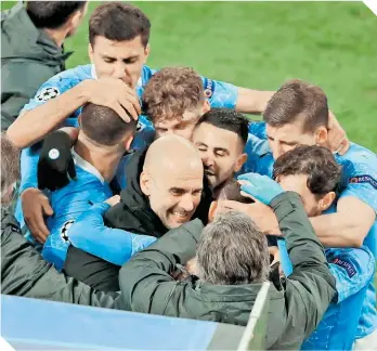  ?? FOTO: AFP ?? Los Citizens celebraron con Guardiola tras concretar el boleto a semis.