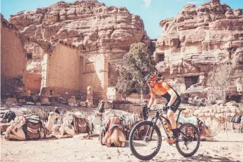  ?? FOTO: DON AILINGER/12PT5.COM ?? Traumhafte Kulisse und auch sportlich erfolgreic­h: Daniel Gathof fuhr beim Rennen in Jordanien unter anderem an Kamelen vorbei und wurde letztlich Zweiter.