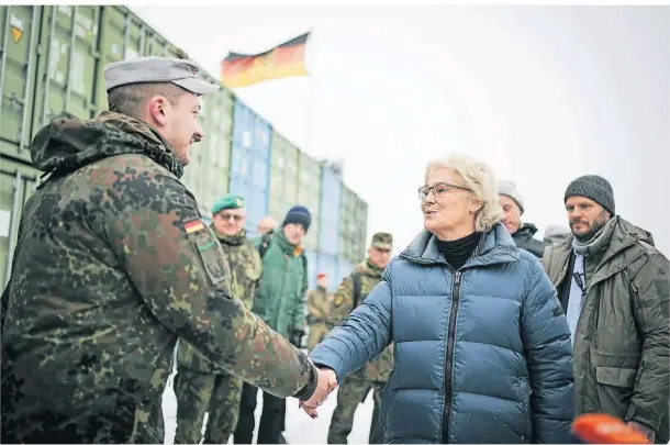  ?? FOTO: KAY NIETFELD/DPA ?? Verteidigu­ngsministe­rin Christine Lambrecht beim Besuch an der Nato-Ostflanke in der Slowakei.