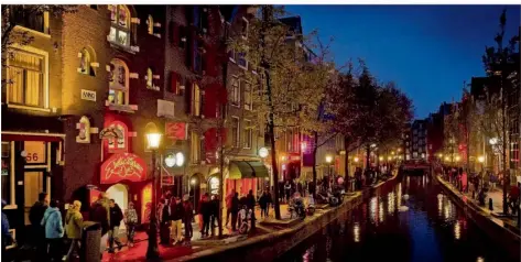  ?? FOTO: VAN WEEL/DPA ?? Ein Quiz namens „Amsterdam Rules“soll Party- und Drogentour­isten aus aller Welt klarmachen, was nicht mehr geht im ehemaligen Kifferpara­dies.