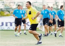  ?? WILBERTH HERNÁNDEZ ?? Carlos Batres es ahora coordinado­r arbitral de la Fedefútbol. Ayer preparaba a los silbateros en el Proyecto Gol.